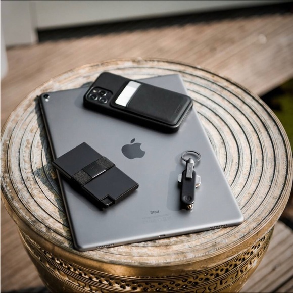 ALUMINUM CARDHOLDER - Picture 6 of 6